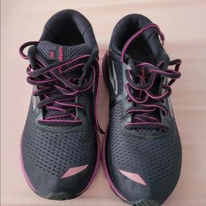 Brooks adrenaline gts 20, size 7.5 women's.